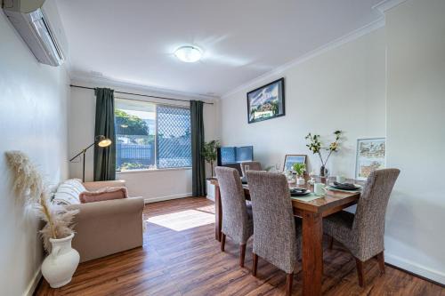 Belmont House | A1 Airport Haven - Quick Access, Comfy & Free Parking