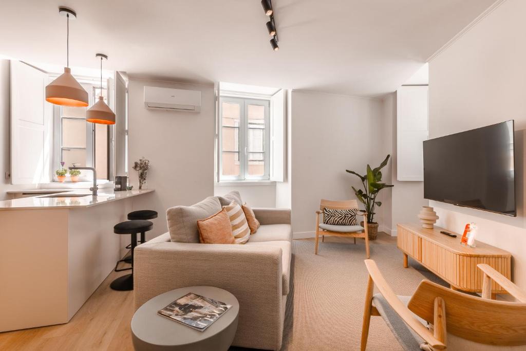 Misericordia Apartment | A2 Spacious & Stylish Apartment for 9 in Bica, Downtown Lisbon