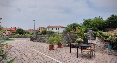 Komen Apartment | Abèl