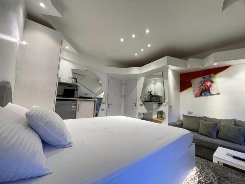 Al Duqqi Apartment | AB N01 Nile Building Studio