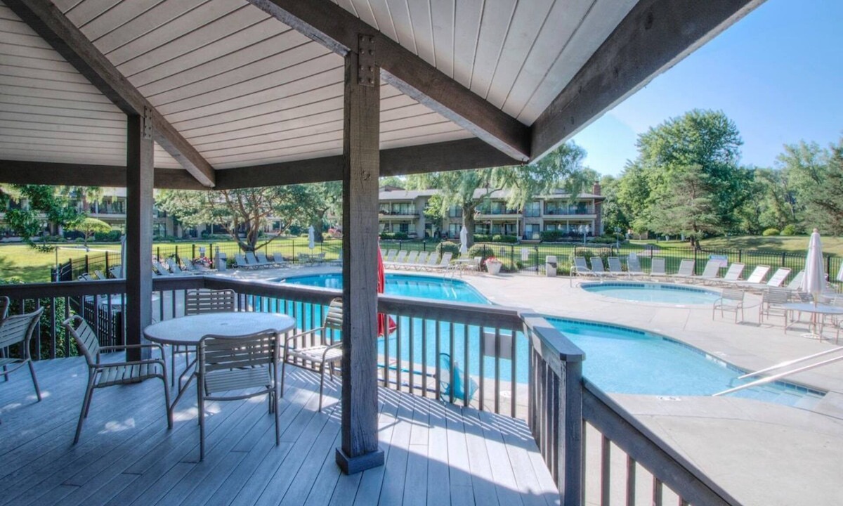Fontana-on-Geneva Lake Villa | Abbey Villa Escape - Luxury Fontana Condo w/ Private Association Pool!