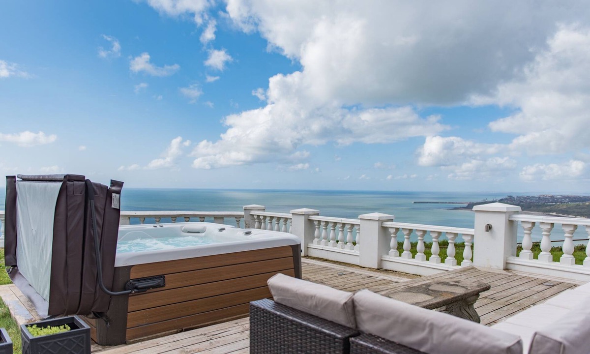 Folkestone House | Abbots Cliff House by Bloom Stays - sleeps 10 guests in 5 bedrooms