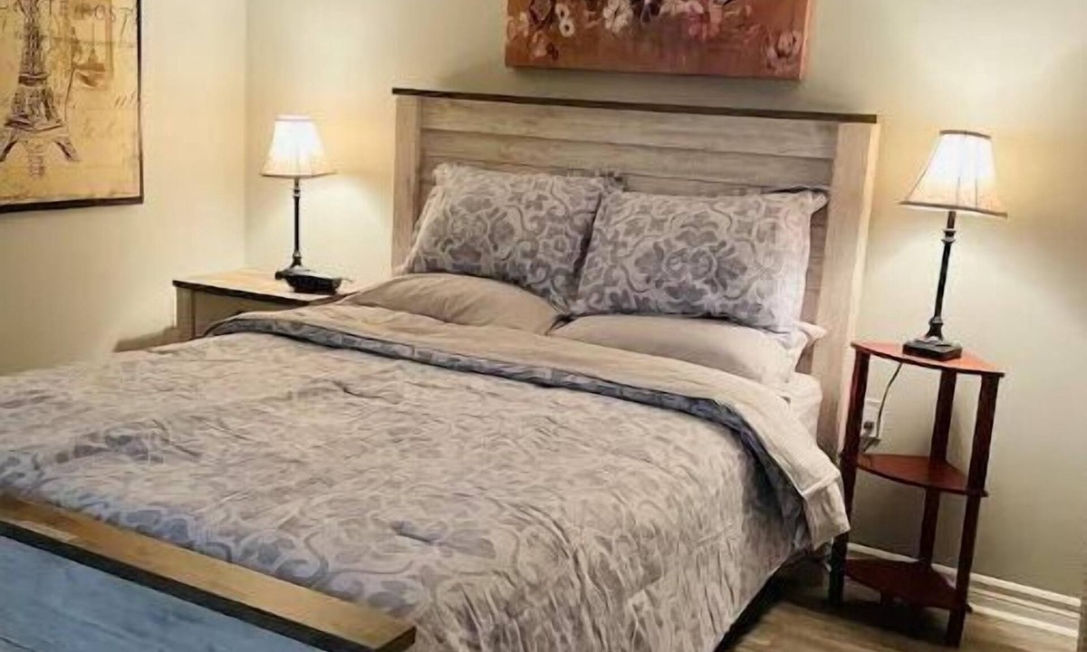 Bridgewater Apartment | ABBY’S APT Suite , 1 Queen Bed , 65” Curved TV,