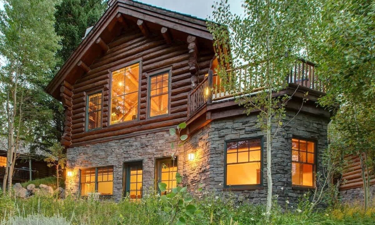 Wilson Cabin | Abode at Moosehead Cabin, walk to skiing, hot tub