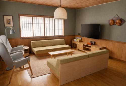 Hida Takayama Onsen House | Abode Ojinmachi - Spacious Home Near Old Town with Free Parking for 3 Cars