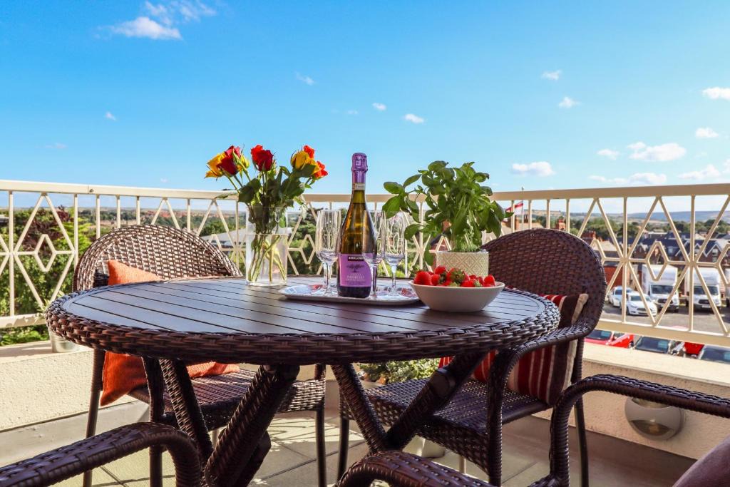 West Cliff Apartment | Above & Beyond