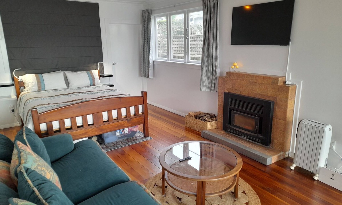 Plimmerton Cottage | Absolute Beach Front, 25 mins from Wellington Sunset spa deck. Cosy Fire lounge.