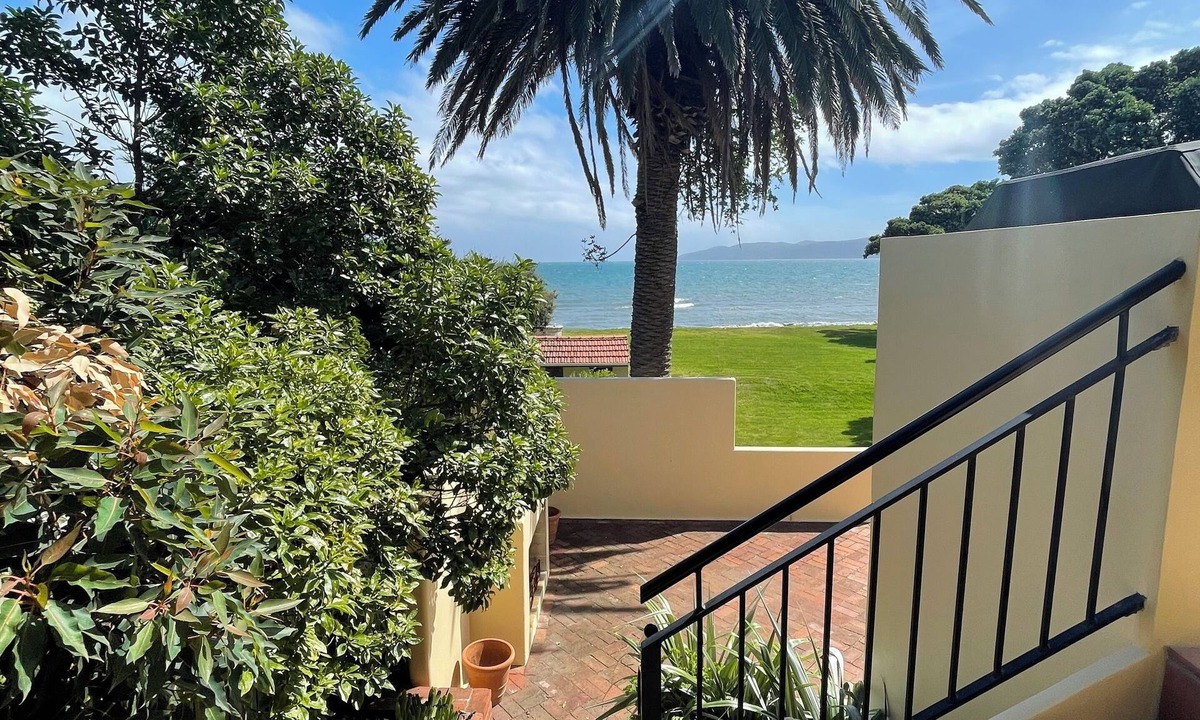 Paraparaumu House | Absolute Beachfront Escape - Swim, Dine, Relax in Style
