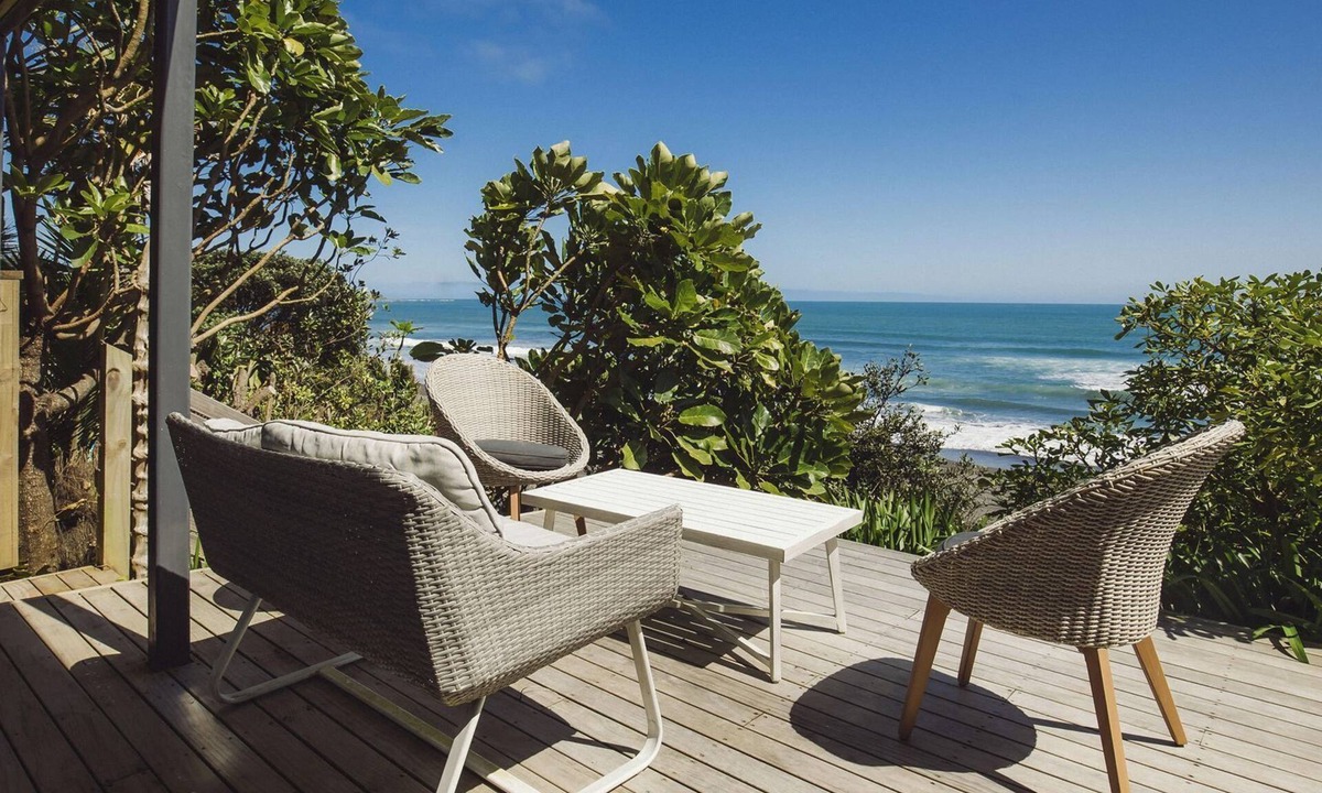 Oakura House | Absolute Beachfront Spa Pool