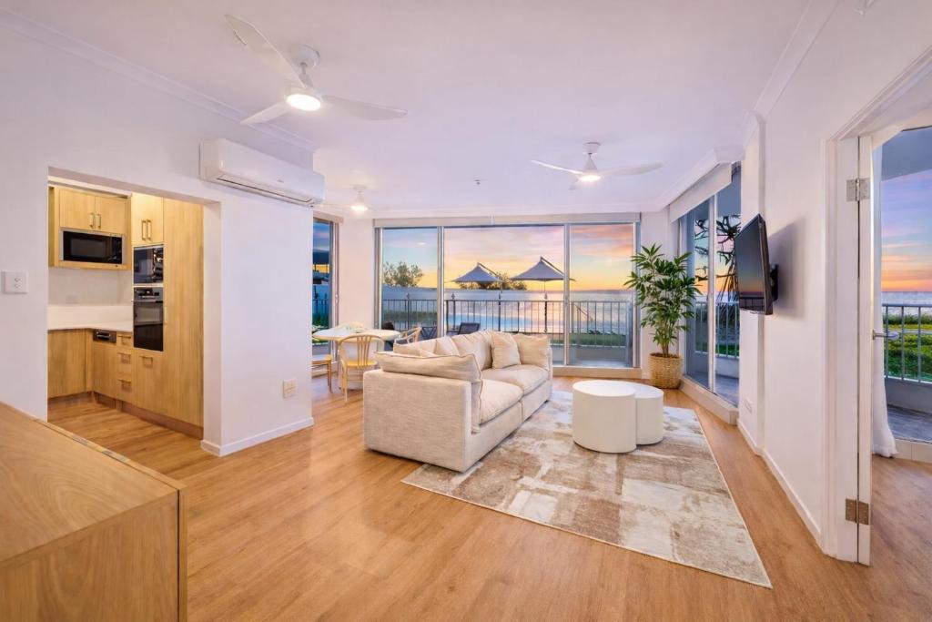 Main Beach Apartment | Absolute Beachfront Apartment with Direct Pool
