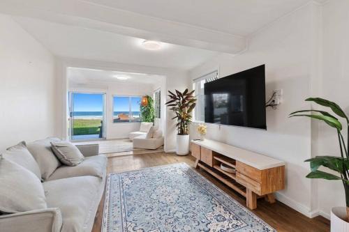 Palm Beach House | Absolute Beachfront Sleeps 10 Secure Carparks