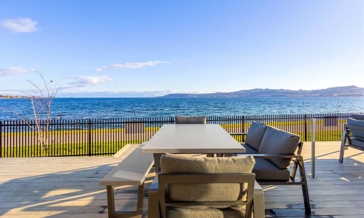 Hilltop House | Absolute lakefront house