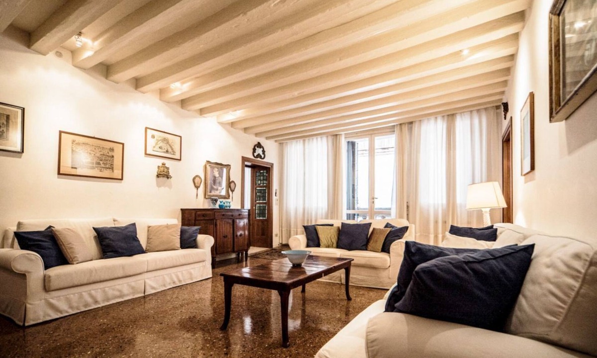 Dorsoduro Apartment | Accademia Terrazza - sleeps 6 guests in 3 bedrooms