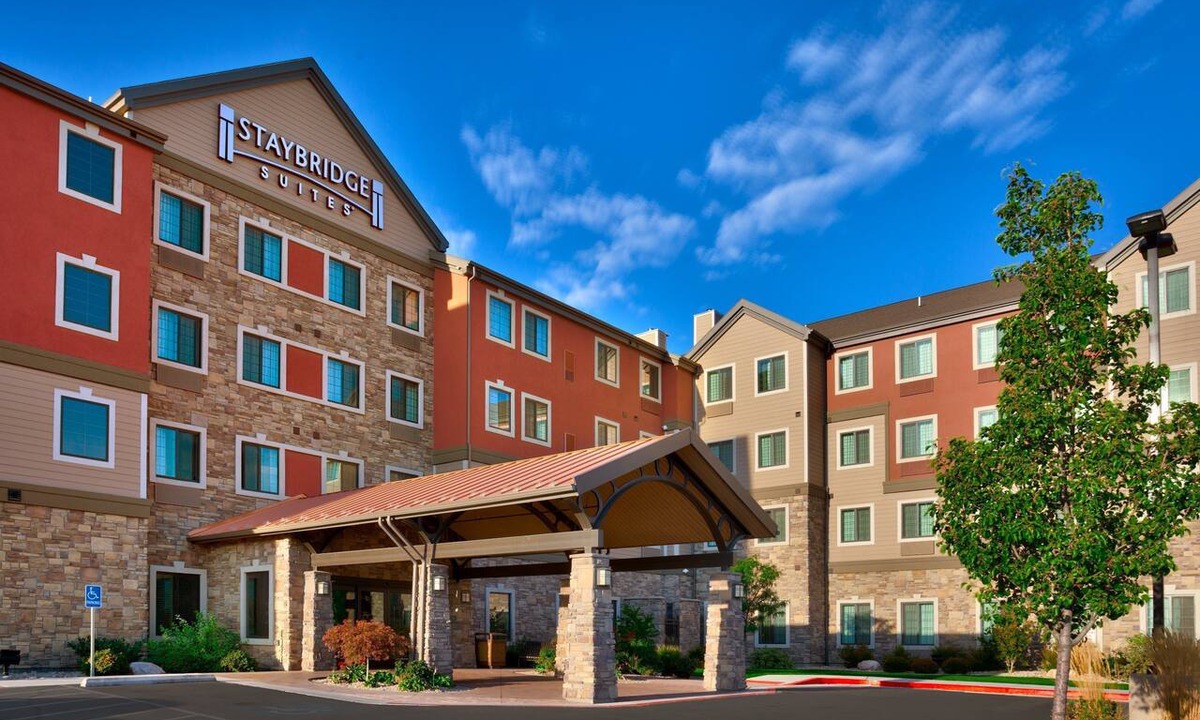 Midvale Condo | Access to a Heated Pool & Hot Tub! Free Breakfast Buffet. 1 Bedroom Suite.