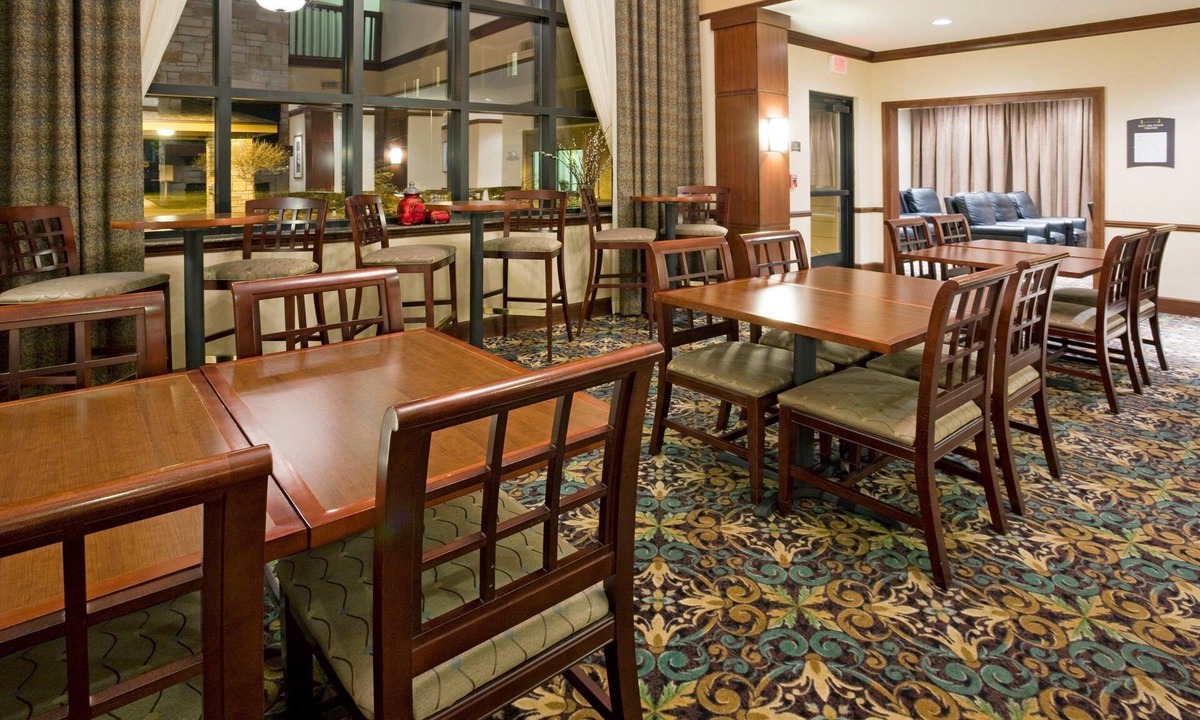Oconomowoc Apartment | Accessible 2-BR Suite w/Tub & 2 Bathrooms