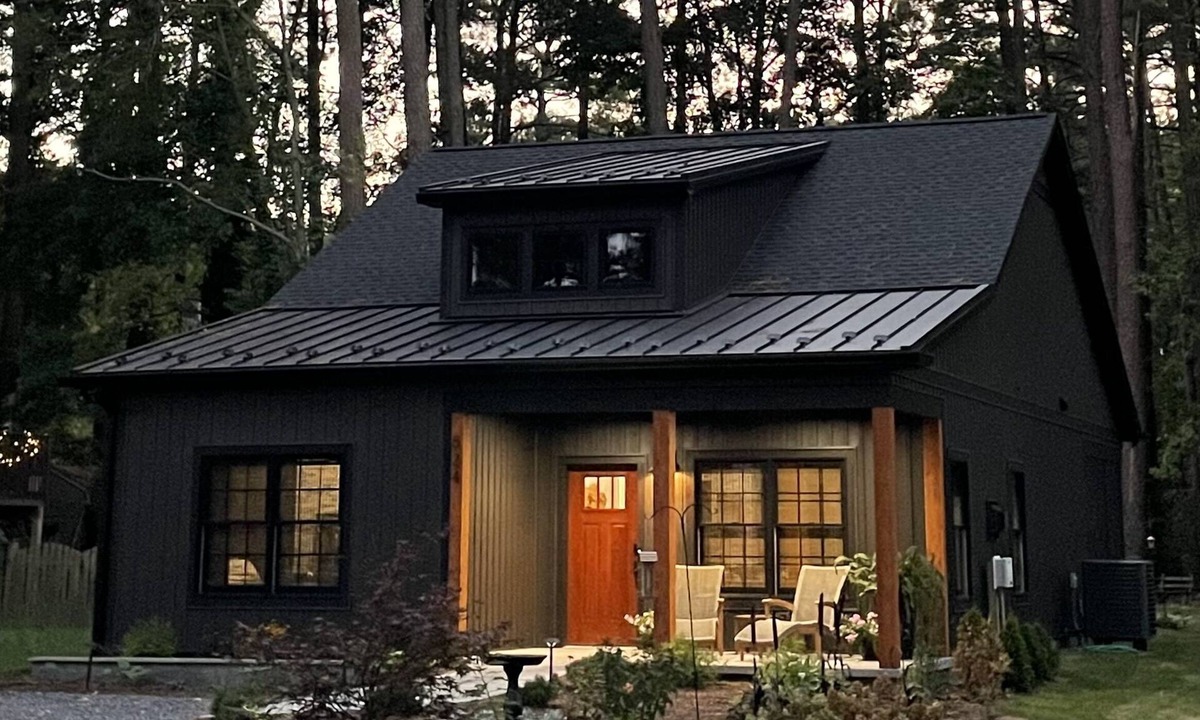 Stevensville Cottage | Accessible, 3 Season Screened-in porch, Sauna, Fire Pit, Dog Friendly