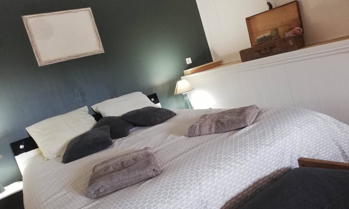 Tour-de-Faure House | ACCOMMODATION "LE SAINT JACQUES" 1 double room