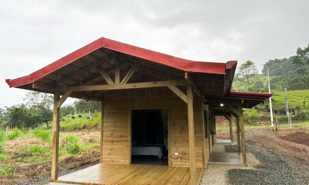 San Isidro de El General Cottage | Acogedoras cabañas de madera Oso Perezoso, listas para su descanso en el campo.