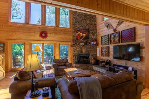 Seven Devils House | Acorn Lodge with hot tub pool table