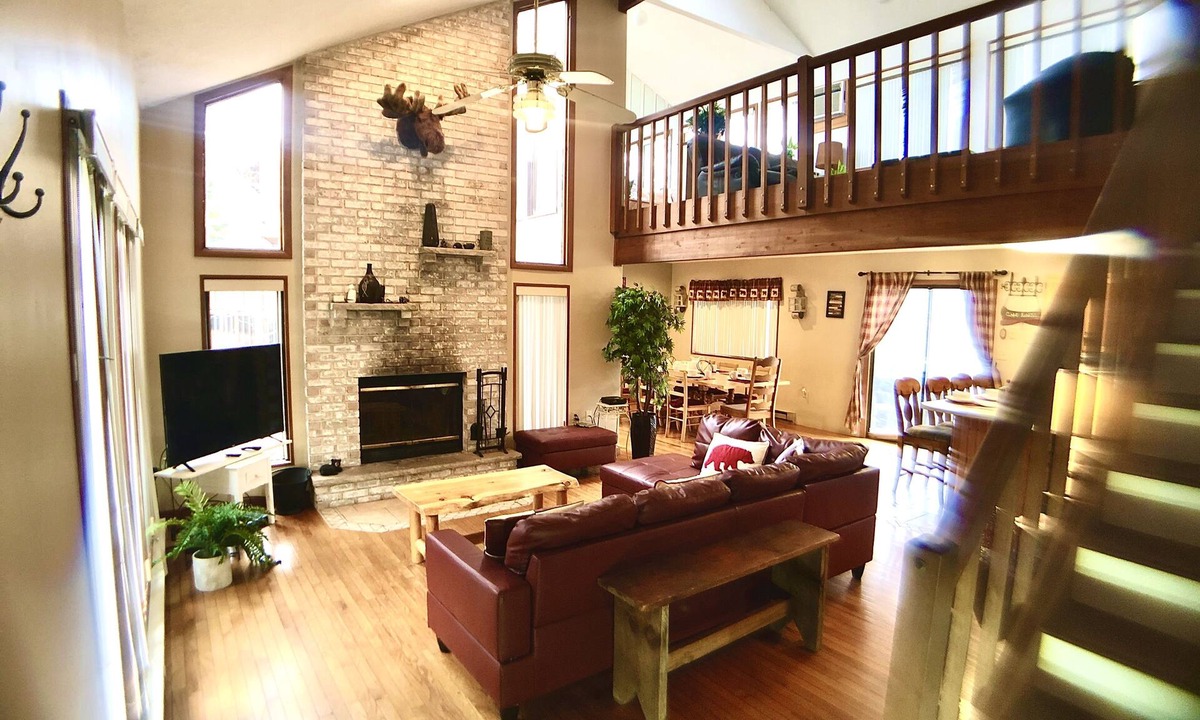 Bushkill Cabin | Across From Ski/Indoor Pool/Gym/Restaurant-short-Walk see video Saw Creek Estate
