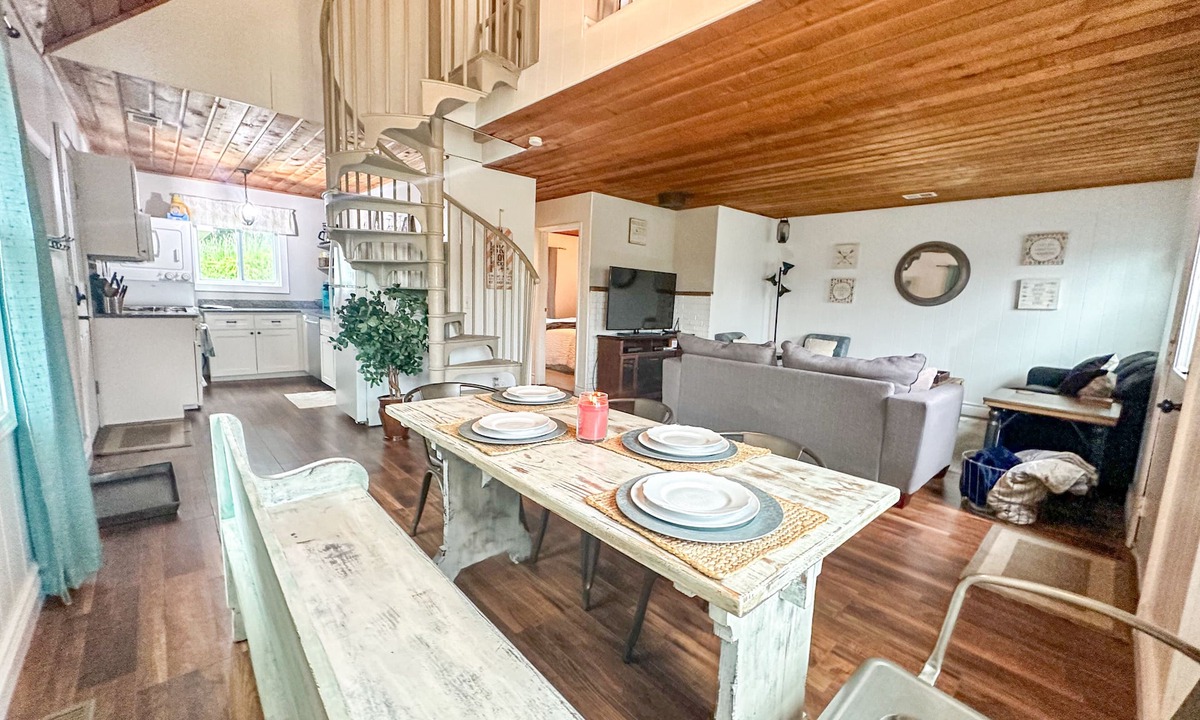 Boyne City House | Across the street from the lake, Inet and cable, king master. Blocks to downtown