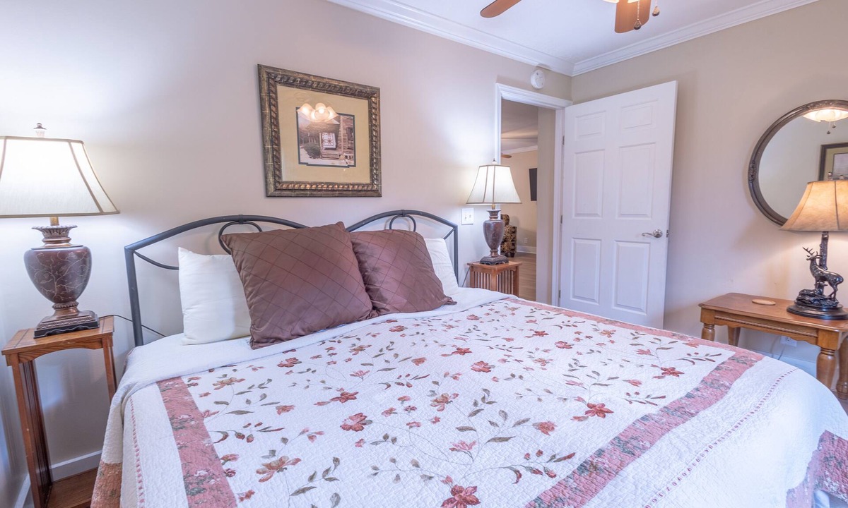 Mars Hill Cottage | ADA-Friendly Estate Cottage 2 King Beds Quiet Retreat