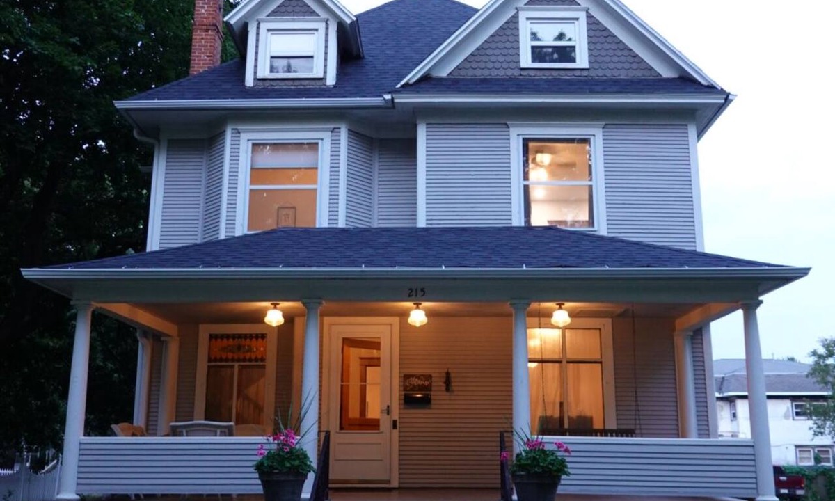 Storm Lake House | Ada’s Guesthouse- historic home close to lake, shopping, parks, trails, BVU