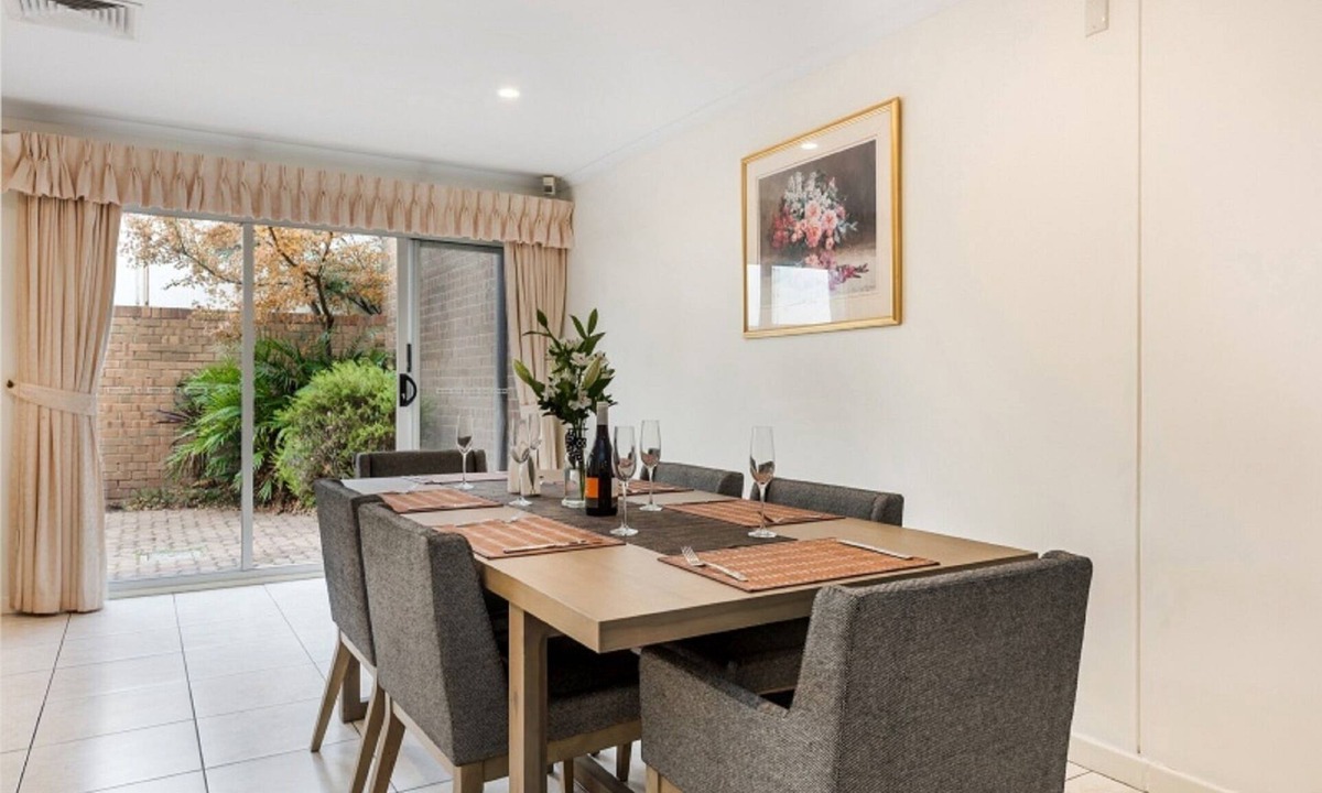North Adelaide House | Adelaide Style Accommodation - CLOSE TO CITY - 3Bdrm - In elite North Adelaide