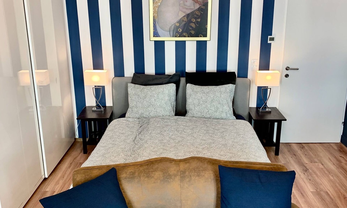 Rudolfsheim-Funfhaus Apartment | Adele Blue Danube (10 min to Center direct above Subway)