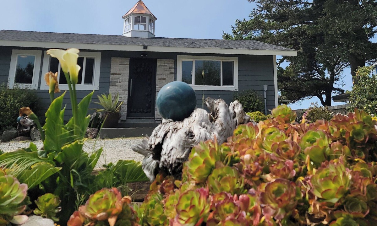 Brookings Cottage | Adele's Oceanside Retreat Brookings w/Private Beach Access Kid & Pet friendly!