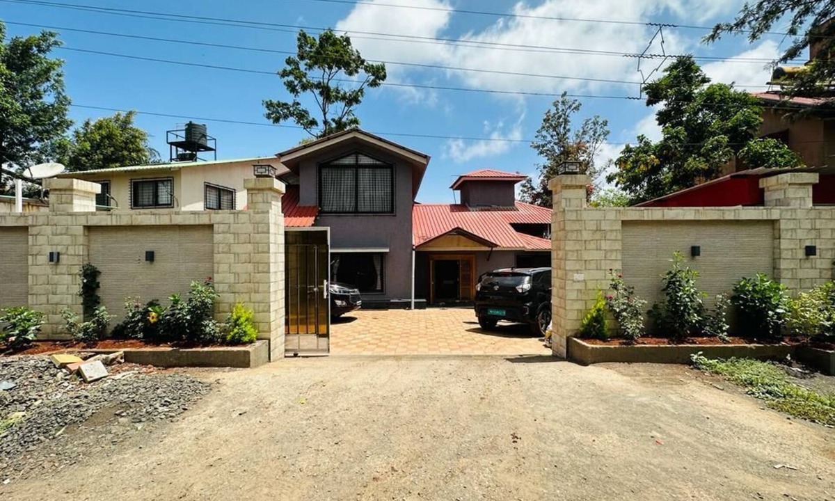 Wai House | Adhiraj Villa is a luxurious villa located in Panchgani-Mahabaleshwar Road.