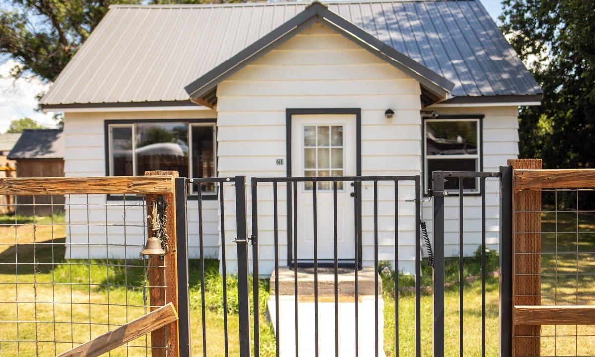 Custer House | Adorable 1 bed house with AC in charming small-town Custer