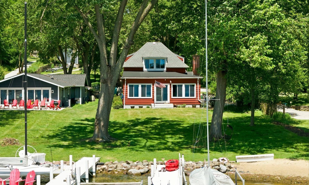 Colgate House | Adorable and completely renovated 4+ bedroom lake house on Pewaukee Lake, WI.