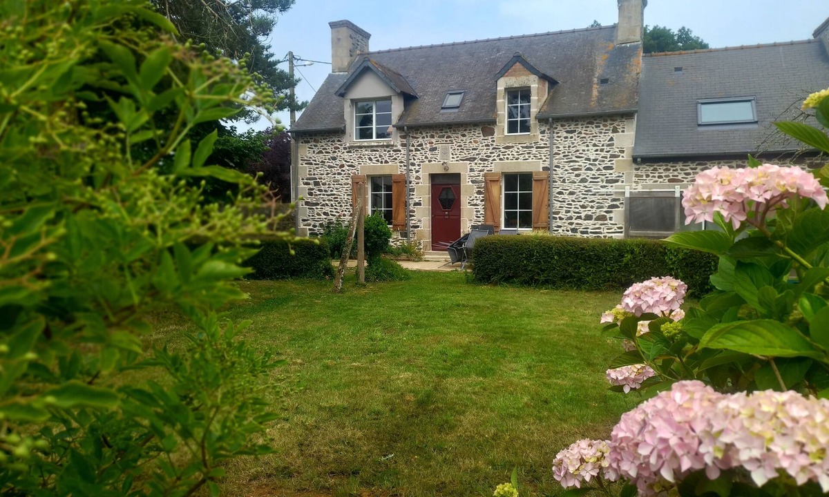 Lantic Cottage | Adorable gîte, 3 kms from Binic & beaches, equipped kitchen, 4 bedrooms 8 beds, garden