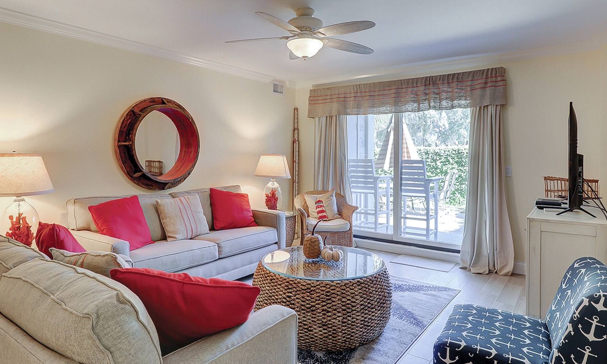 Harbour Town Condo | Adorable Hilton Head condo w/ a full kitchen & furnished patio in Harbour Town