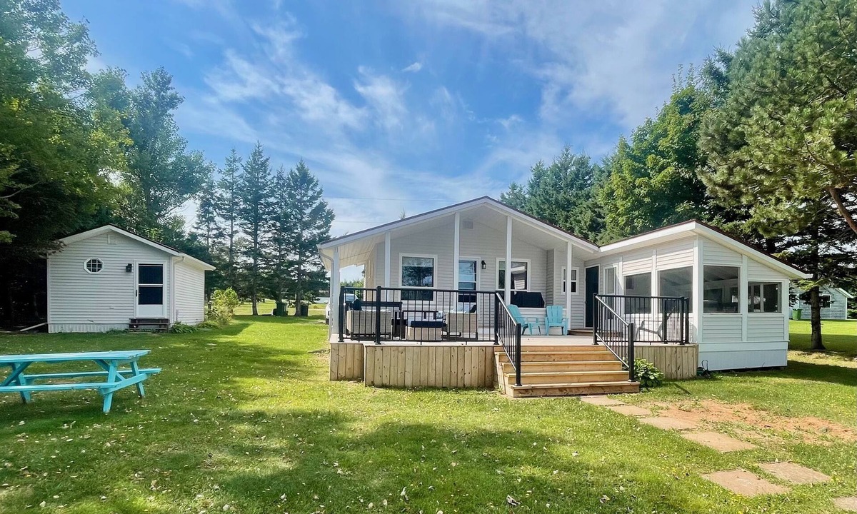 West Covehead Cottage | Adorable oceanfront 2 bedroom cottage plus bunkhouse - 15 min to Charlottetown