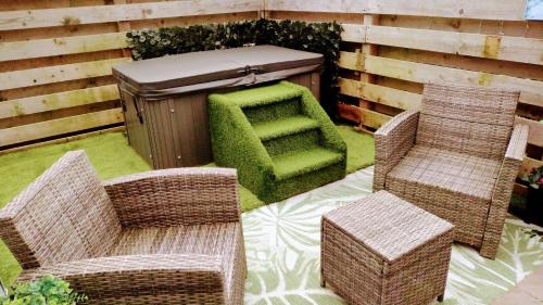 Amlwch Apartment | Adorable private couples retreat with hot tub