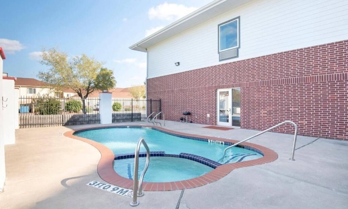 Clute Hotel | Adorable Space for Relaxation Near Local Restaurants