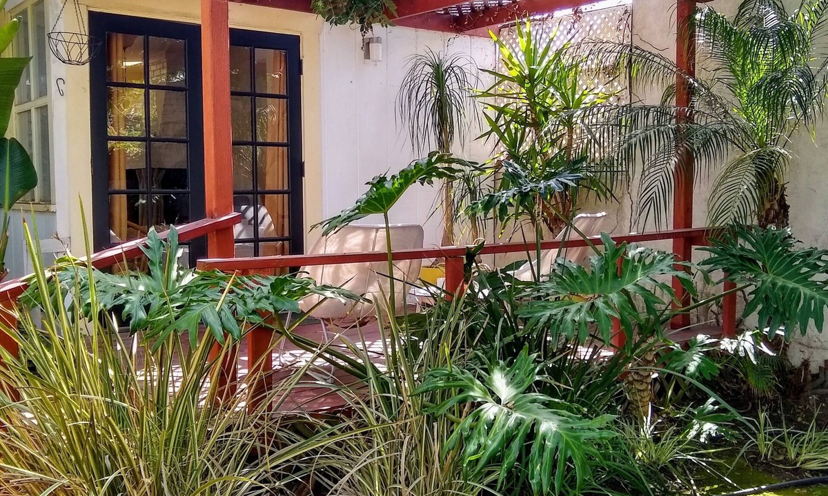 Beach Barber Tract Cottage | Adorable studio cottage just 4 blocks to Windansea beach with private yard
