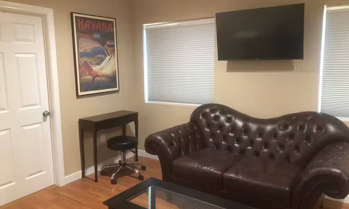 Woodland Hills Apartment | Adorable Studio with a Pool