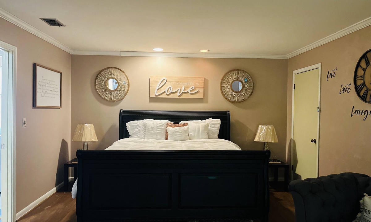 Waycross Apartment | Adorable Studio with electrical fireplace