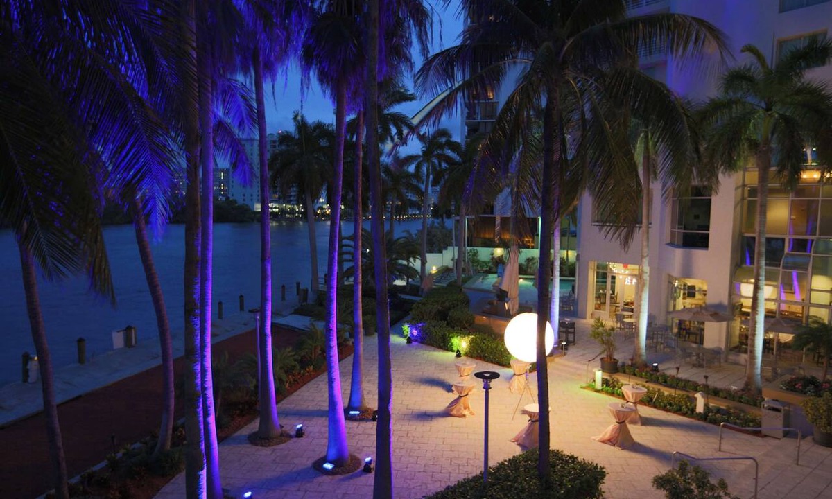 East Fort Lauderdale Hotel | ADORNED WITH BEAUTY, FRAMED NY NATURE, APARTMENT, BLK FROM BCH, ON INTERCOASTAL.