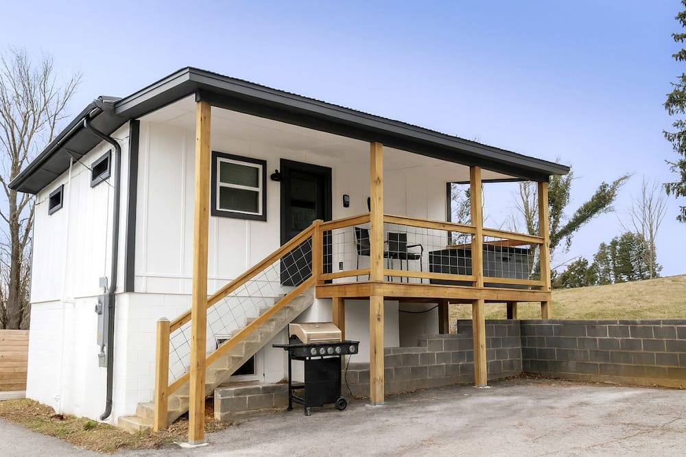 Ducktown Cottage | Adventure Basecamp Cottage with Private Hot Tub & Cozy Style in Copperhill, Tennessee