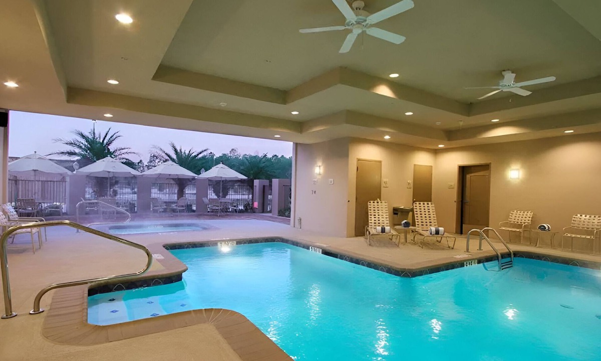 Covington Hotel | Adventure-Ready Stay Near Landmarks – 3 Suite Rooms Close to Castine Center