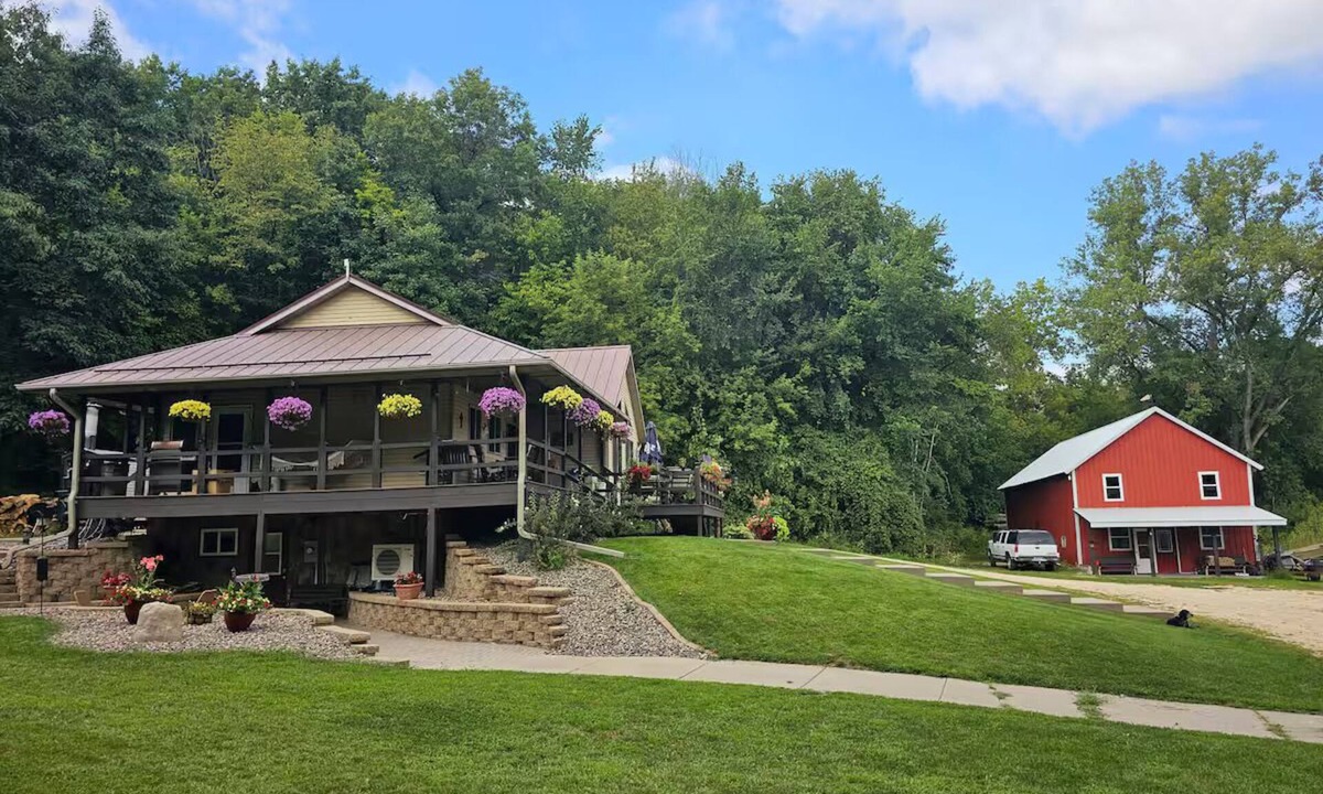 Frontenac Apartment | Adventure Time: Cozy Accessible Cabin + Trail Access