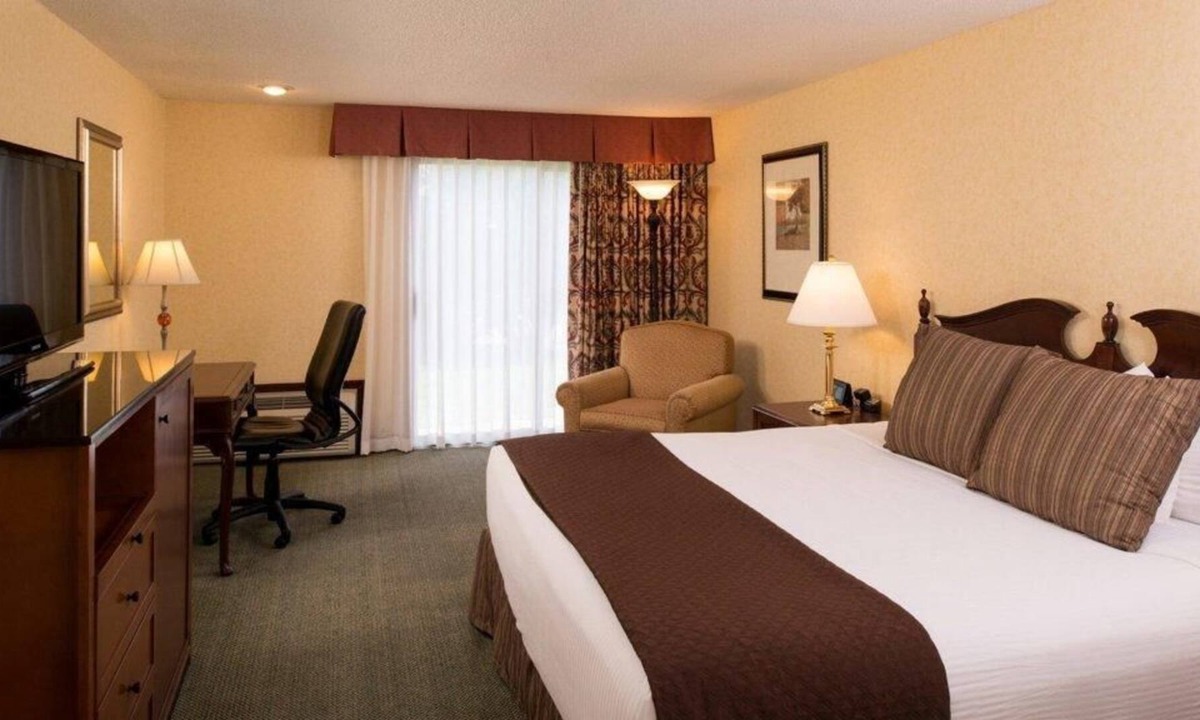 Kennewick House | Adventures Awaits! Spacious Unit Near Attractions, Onsite Poo, FREE Parking!