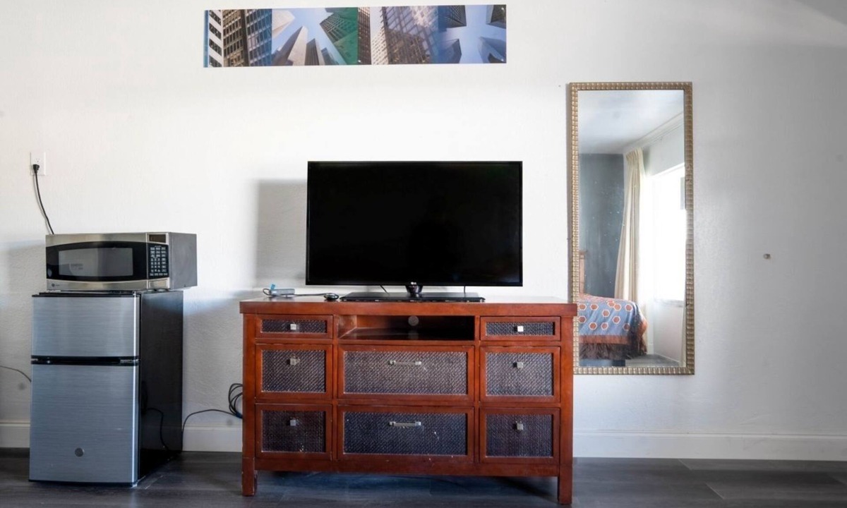 Ocala Hotel | Adventurous Comfort: Pet-Friendly Room Near Silver Springs