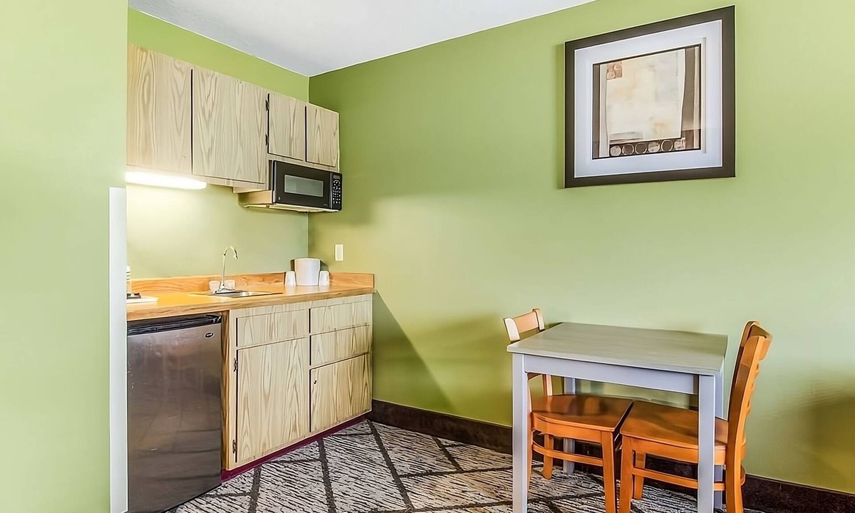 Poulsbo Hotel | Affordability Meets Comfort in GuestHouse Poulsbo! Free Parking, Pet-friendly