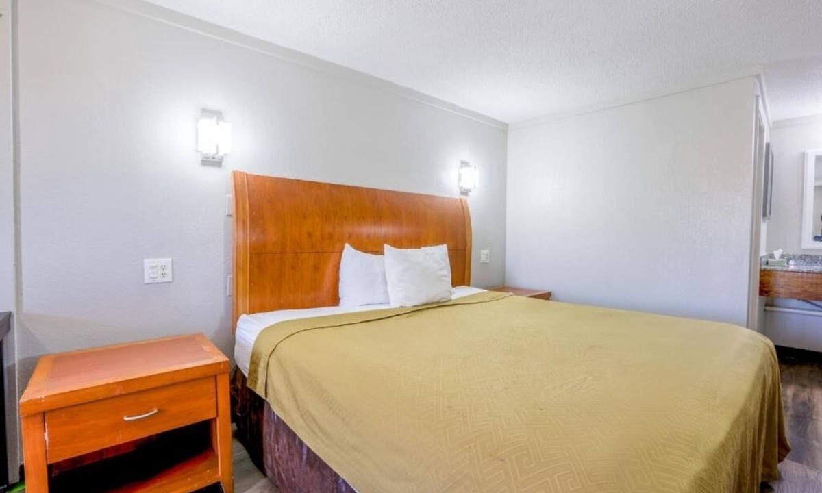 Richmond Hotel | Affordable 2-Unit Gem Perfect for Business and Relaxation Near Comstock Field