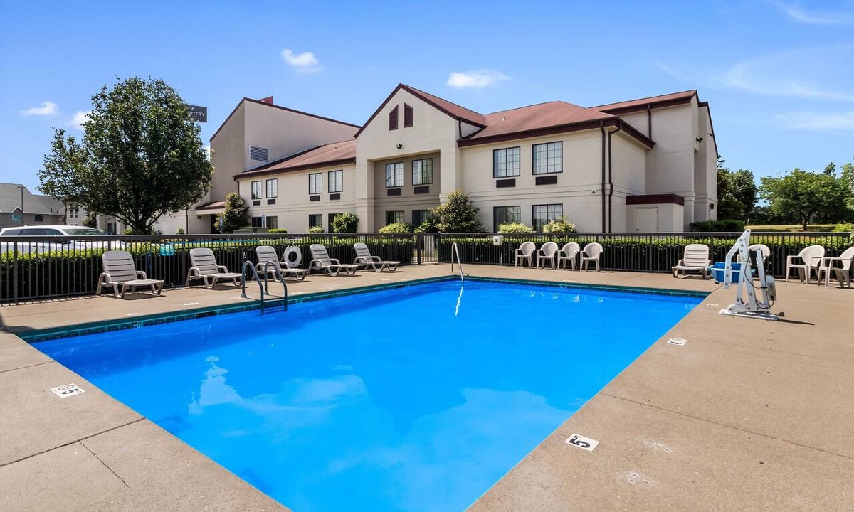 Murfreesboro Hotel | Affordable Family-Friendly Room Near Urban Air Adventure Park | Seasonal Pool